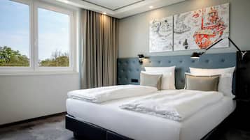 Quarto de hotel moderno com uma cama grande, vista para o exterior e uma obra de arte única na parede.