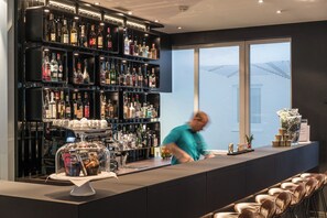 Bar (on property) - Motel One Hamburg-Altona (Hamburg)