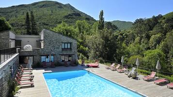 Piscine extérieure, parasols de plage, chaises longues