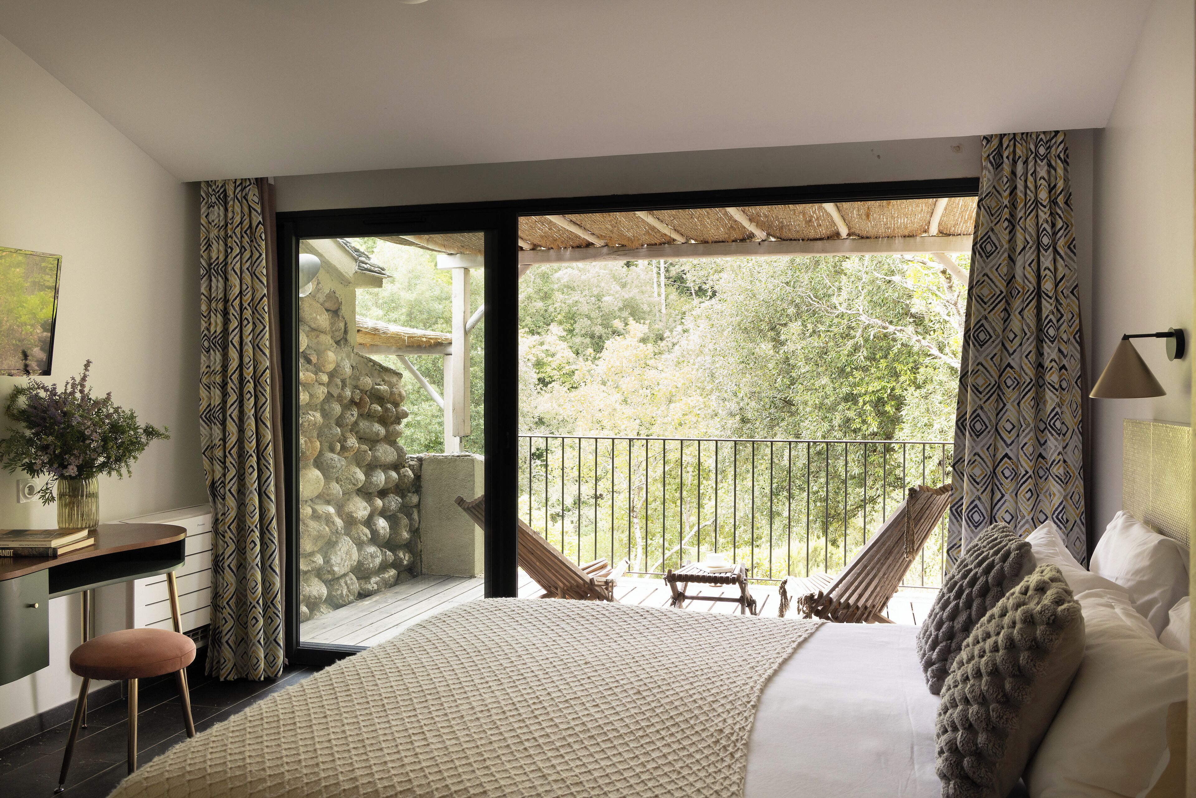 Rom – deluxe | Sengetøy av topp kvalitet, skrivebord, lydisolert og strykejern/-brett