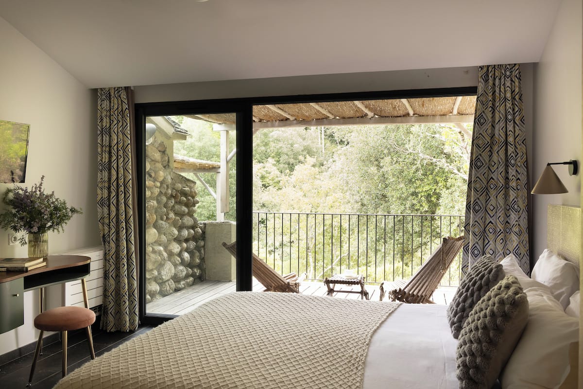 Rom – deluxe | Sengetøy av topp kvalitet, skrivebord, lydisolert og strykejern/-brett