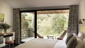 Deluxe Room | Peralatan tempat tidur premium, meja, kalis bunyi