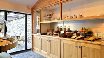 Desayuno buffet (EUR 24 por persona)