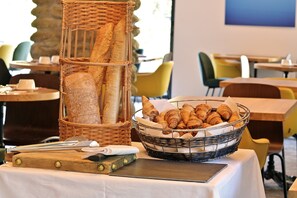 Daily buffet breakfast for a fee - Hotel E Caselle - Demeures & Châteaux (Venaco)