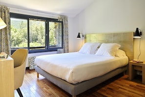 Ropa de cama de alta calidad, escritorio y sistema de insonorización 