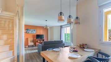 Family Villa, 2 Bedrooms | Dining room