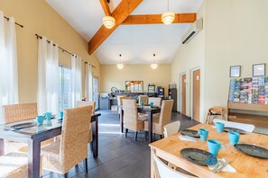 Daily buffet breakfast (EUR 9.9 per person) - Appart'City Classic Toulouse Saint Simon (Toulouse)