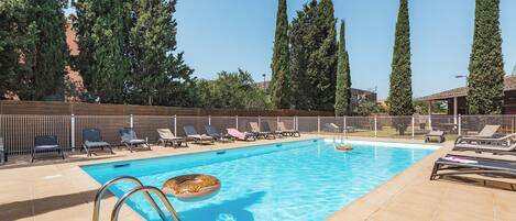 Piscine extérieure en saison, accÚs possible de 9 h à 20 h 30, parasols