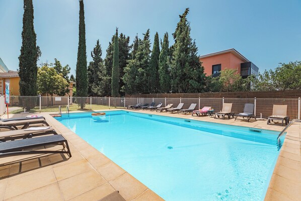 Seasonal outdoor pool, open 9:00 AM to 8:30 PM, pool umbrellas - Appart'City Classic Toulouse Saint Simon (Toulouse)