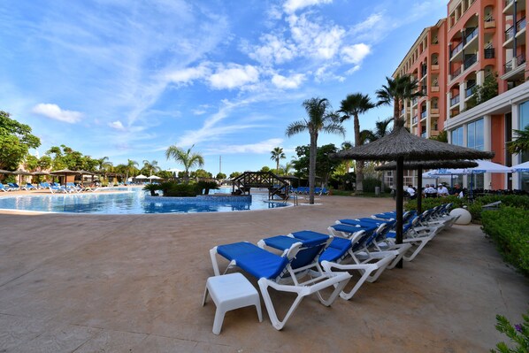 Kauden mukainen ulkouima-allas, aurinkovarjoja, aurinkotuoleja