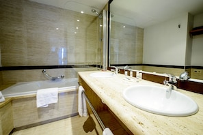 Combined shower/tub, free toiletries, hair dryer, towels