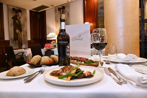 2 restaurants servant le petit déjeuner, le déjeuner et le dîner