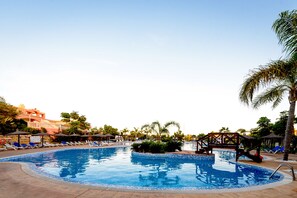 A swimming pool with lounge chairs and palm trees. - Hotel Bonalba Alicante (Mutxamel)