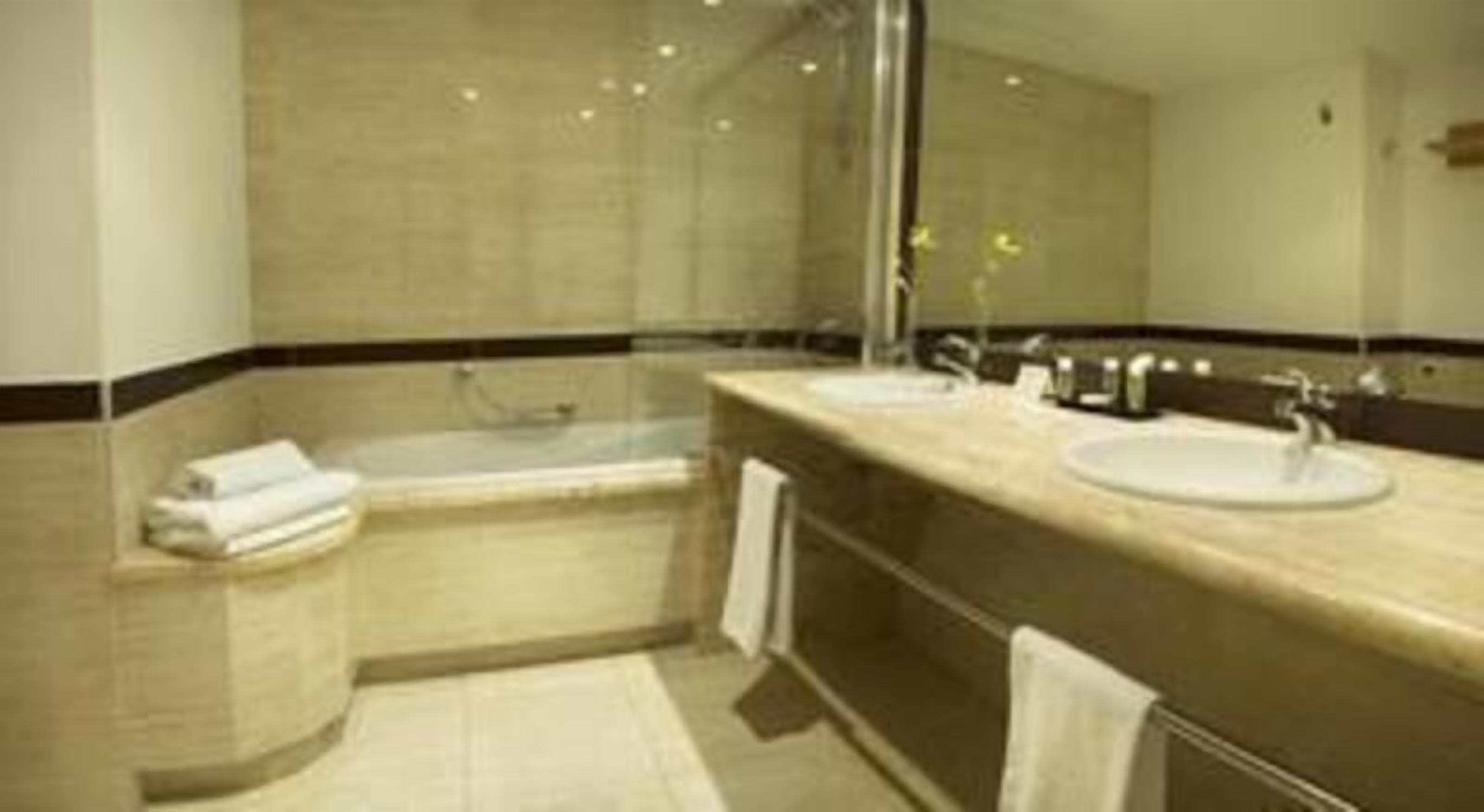 Bathroom | Combined shower/bathtub, free toiletries, hair dryer, towels