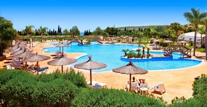 A resort with multiple swimming pools, sun loungers, and thatched umbrellas. - Hotel Bonalba Alicante (Mutxamel)