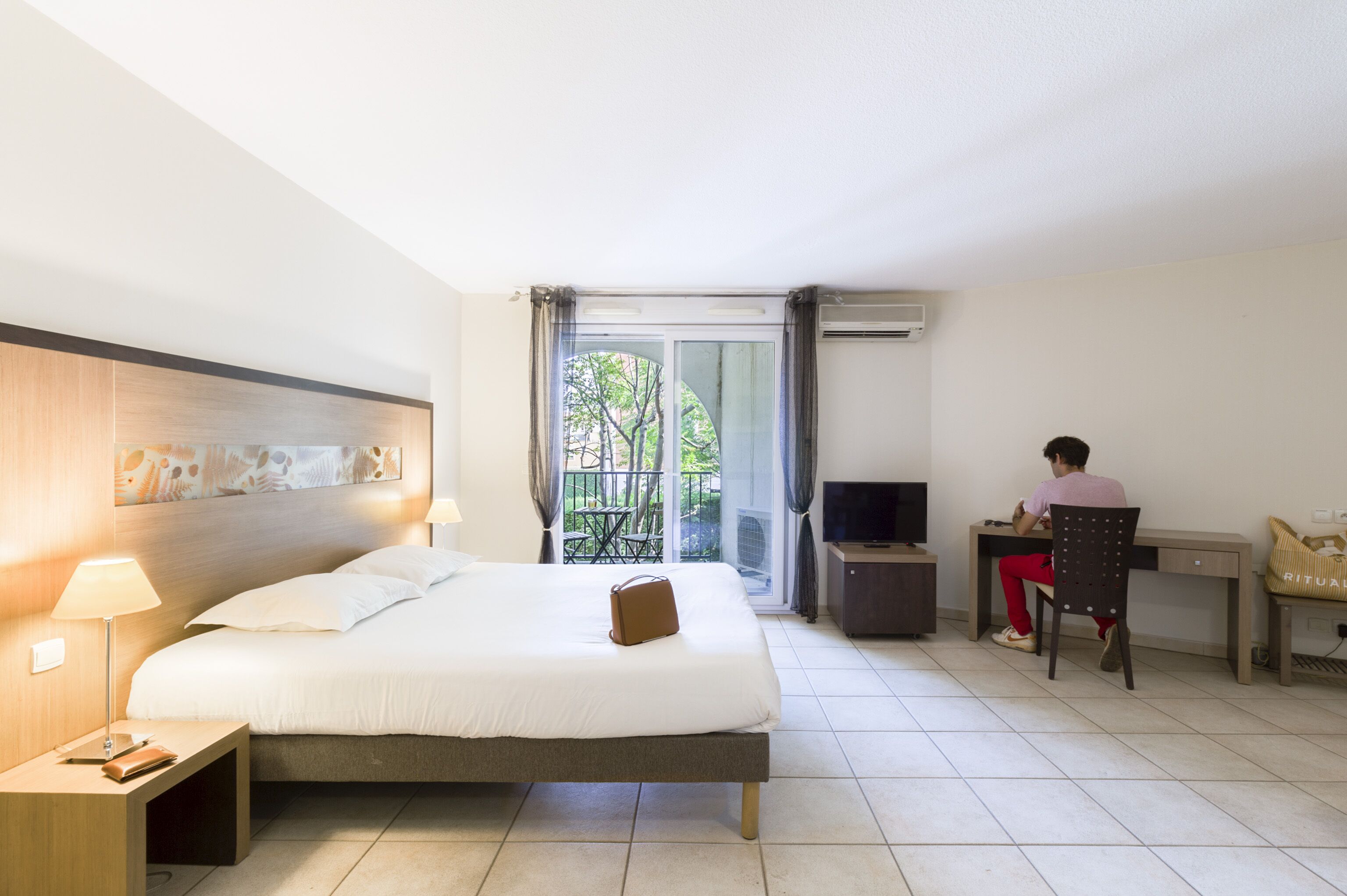 Superior Studio (for 3) | Desk, soundproofing, iron/ironing board, free WiFi