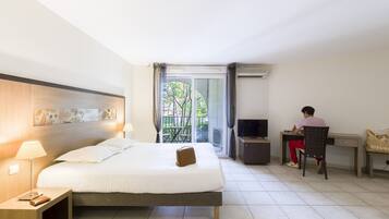 Superior Studio (for 3) | Desk, soundproofing, iron/ironing board, free WiFi