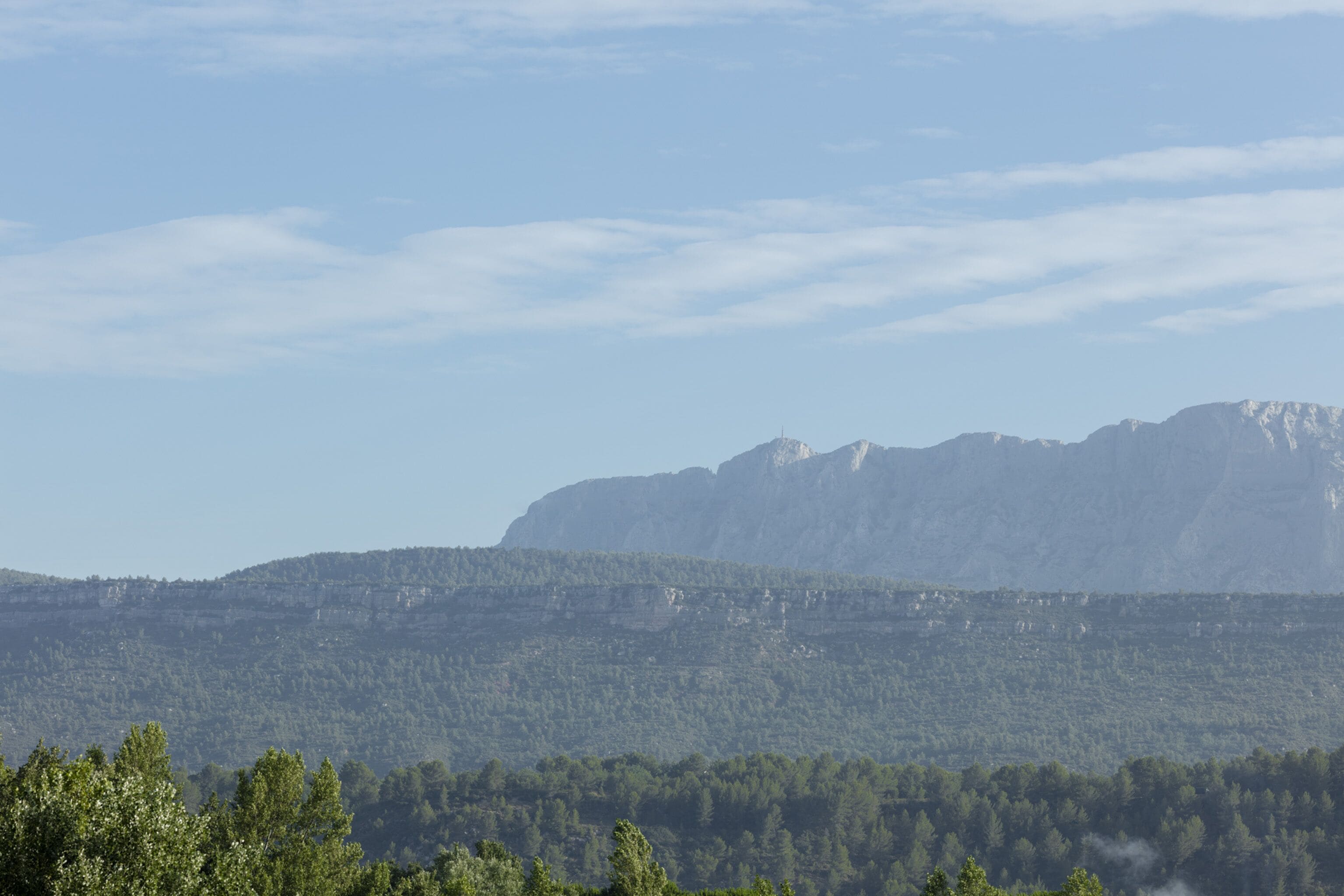 Un paysage montagneux sous un ciel dégagé.
