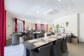 بوفيه فطور يوميًا بتكلفة قدرها (12.9 EUR للشخص)