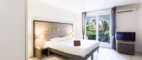 Superior studio (for 3) | Een bureau, geluiddichte muren, een strijkplank/strijkijzer, gratis wifi