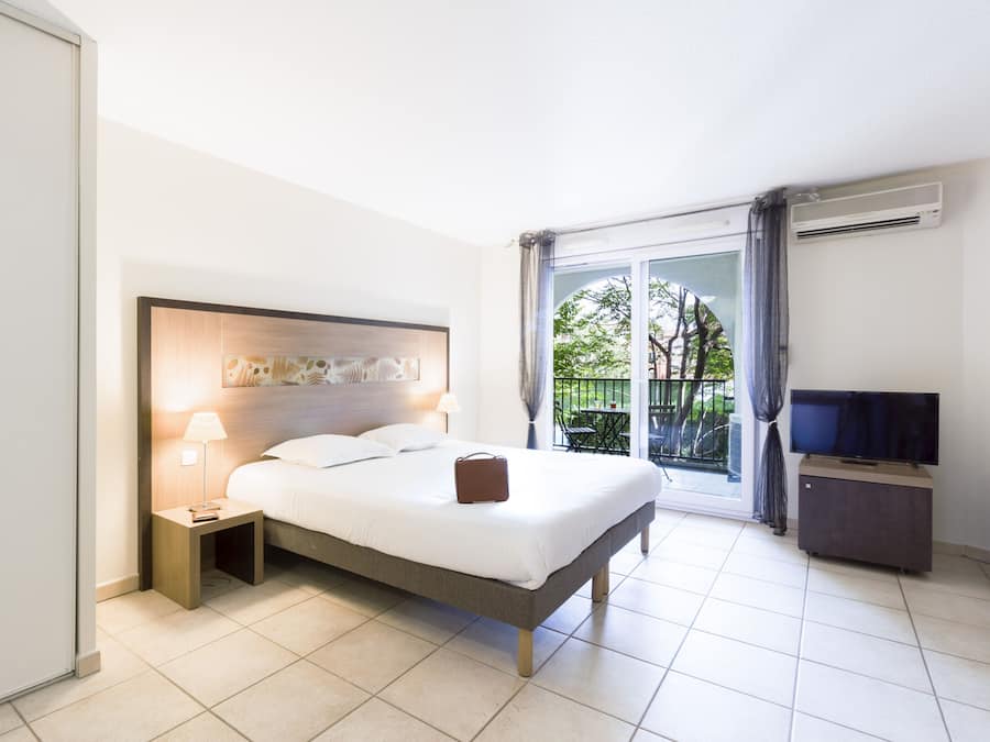 Superior Studio (for 3) | Desk, soundproofing, iron/ironing board, free WiFi