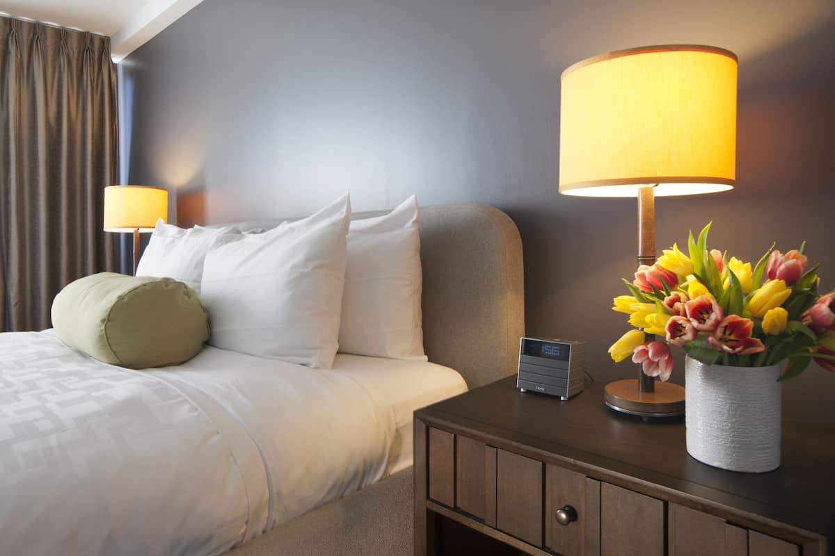 Luxe beddengoed, pillowtop-bedden, een kluis op de kamer, een bureau