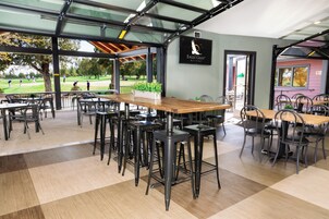 3 restaurants, breakfast served