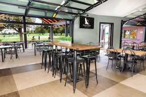 3 restaurantes; se sirven desayunos