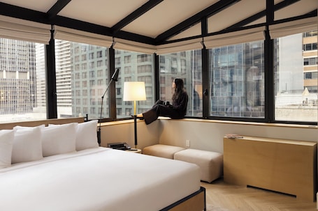 Penthouse (Suite) | Egyptian cotton sheets, premium bedding, in-room safe, blackout drapes. Aura Hotel Times Square