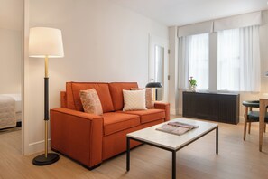 Suíte, várias camas | Área de estar | TV LCD 32 polegadas com canais de TV premium, TV
