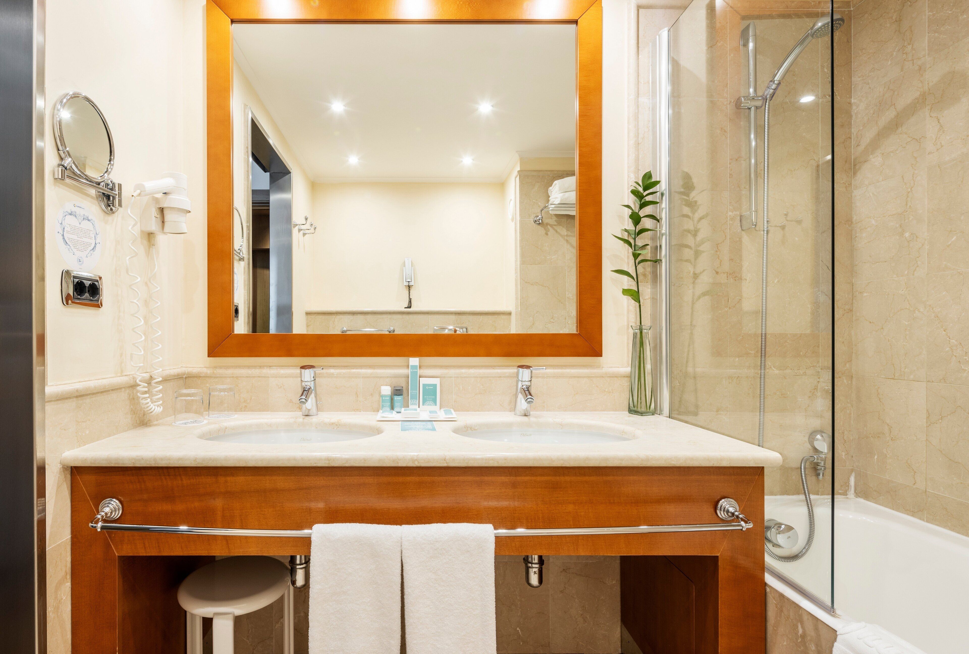 combined shower/bathtub, eco-friendly toiletries, hair dryer, towels