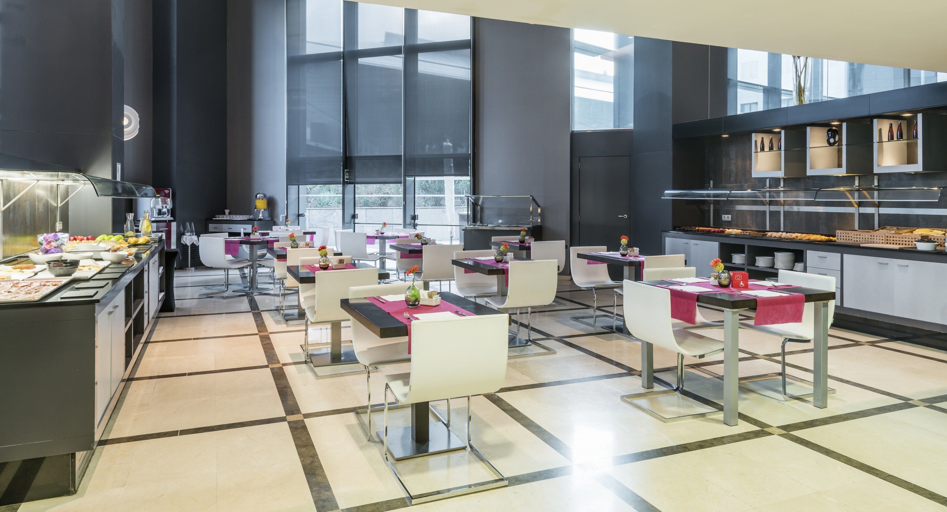 Petit déjeuner buffet (18 EUR par personne)