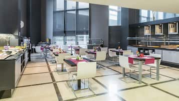 Petit déjeuner buffet (18 EUR par personne)