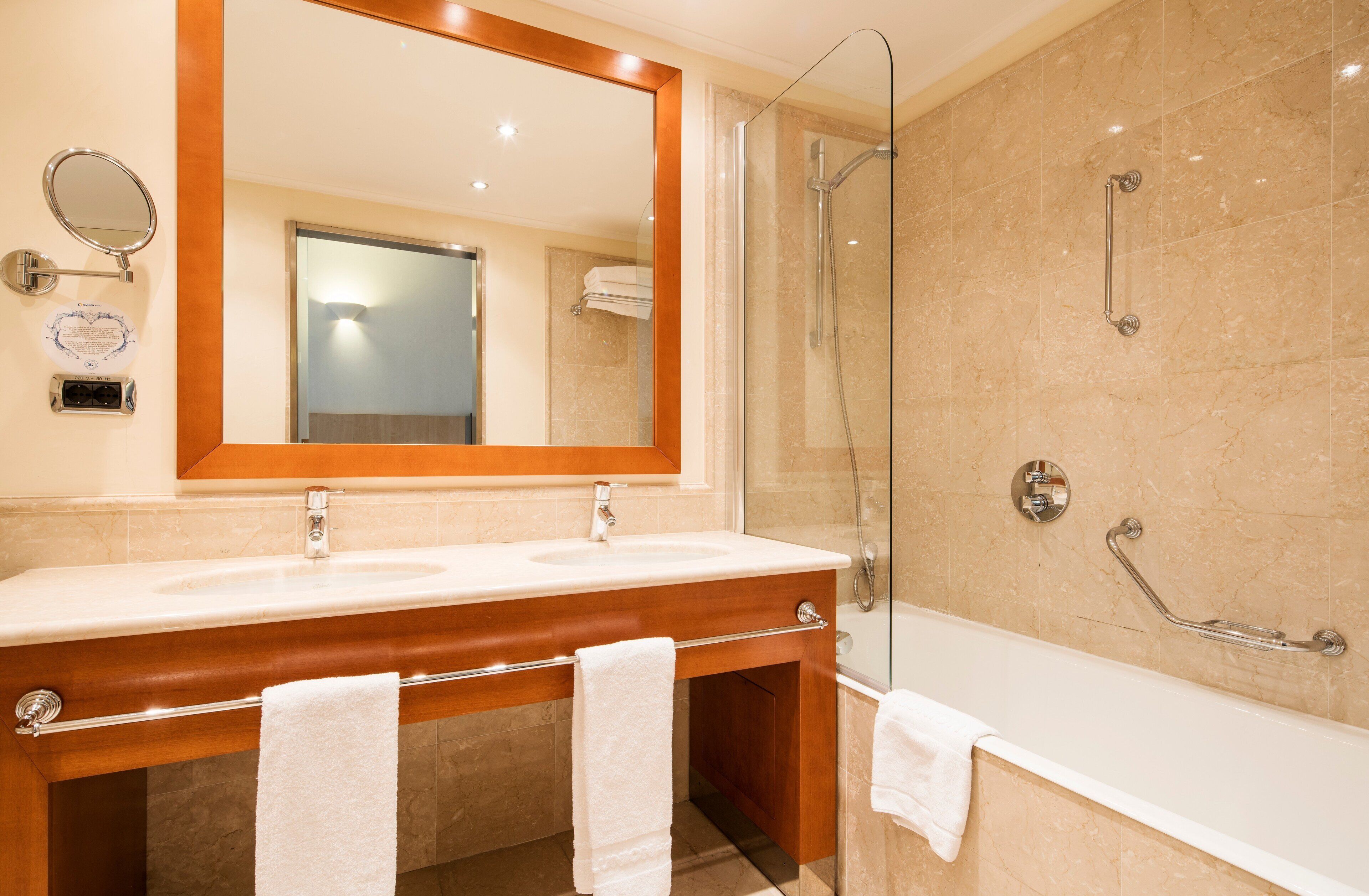 combined shower/bathtub, eco-friendly toiletries, hair dryer, towels