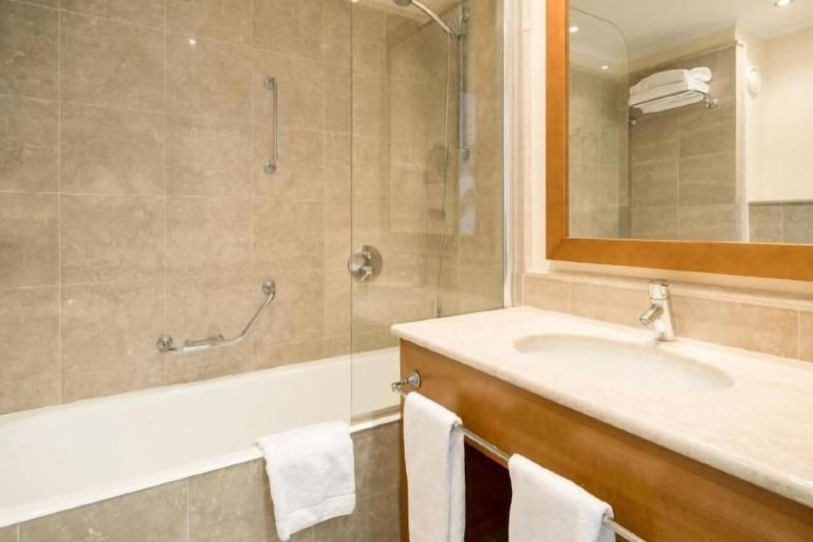 浴室 | 淋浴/盆浴组合、深泡浴缸、环保洗浴用品、吹风机