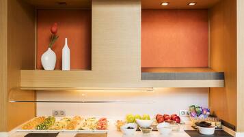 Se ofrece un desayuno continental todos los días (18 EUR por persona)