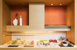 Se ofrece un desayuno continental todos los días (18 EUR por persona)