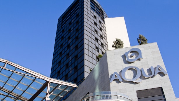 A modern building with a glass facade and the sign "AQUA" on the side. - Hotel ILUNION Aqua 3 (Valencia)
