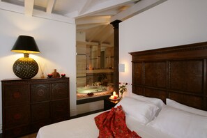 Superior suite, 1 kingsize bed, bubbelbad | Een minibar, een kluis op de kamer, geluiddichte muren, gratis wifi