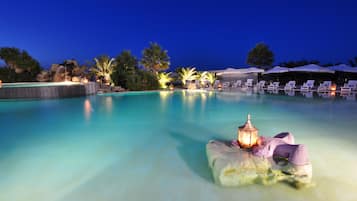 Piscine extérieure, parasols de plage, chaises longues