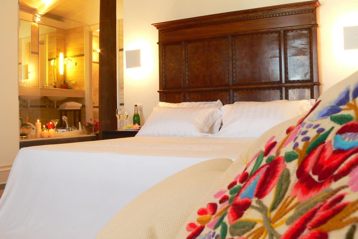 superior suite, 1 king bed, jetted tub | 1 bedroom, minibar, in-room safe, soundproofing