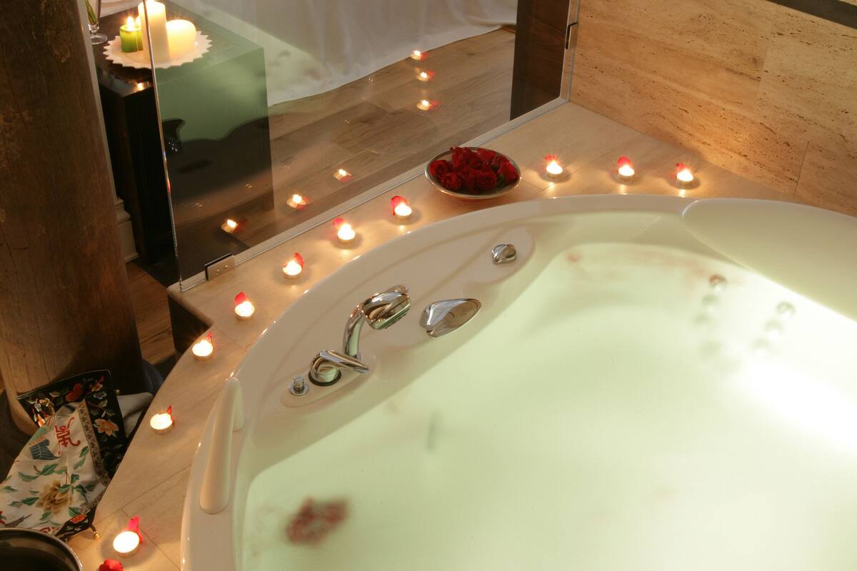 superior suite, 1 king bed, jetted tub | private spa tub