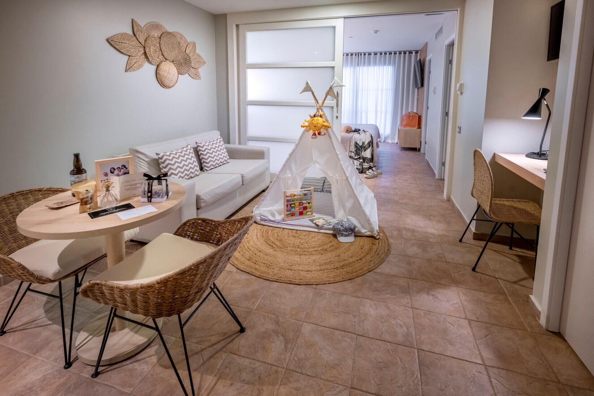 Frigobar, cofres nos quartos, individualmente decorados, escrivaninha