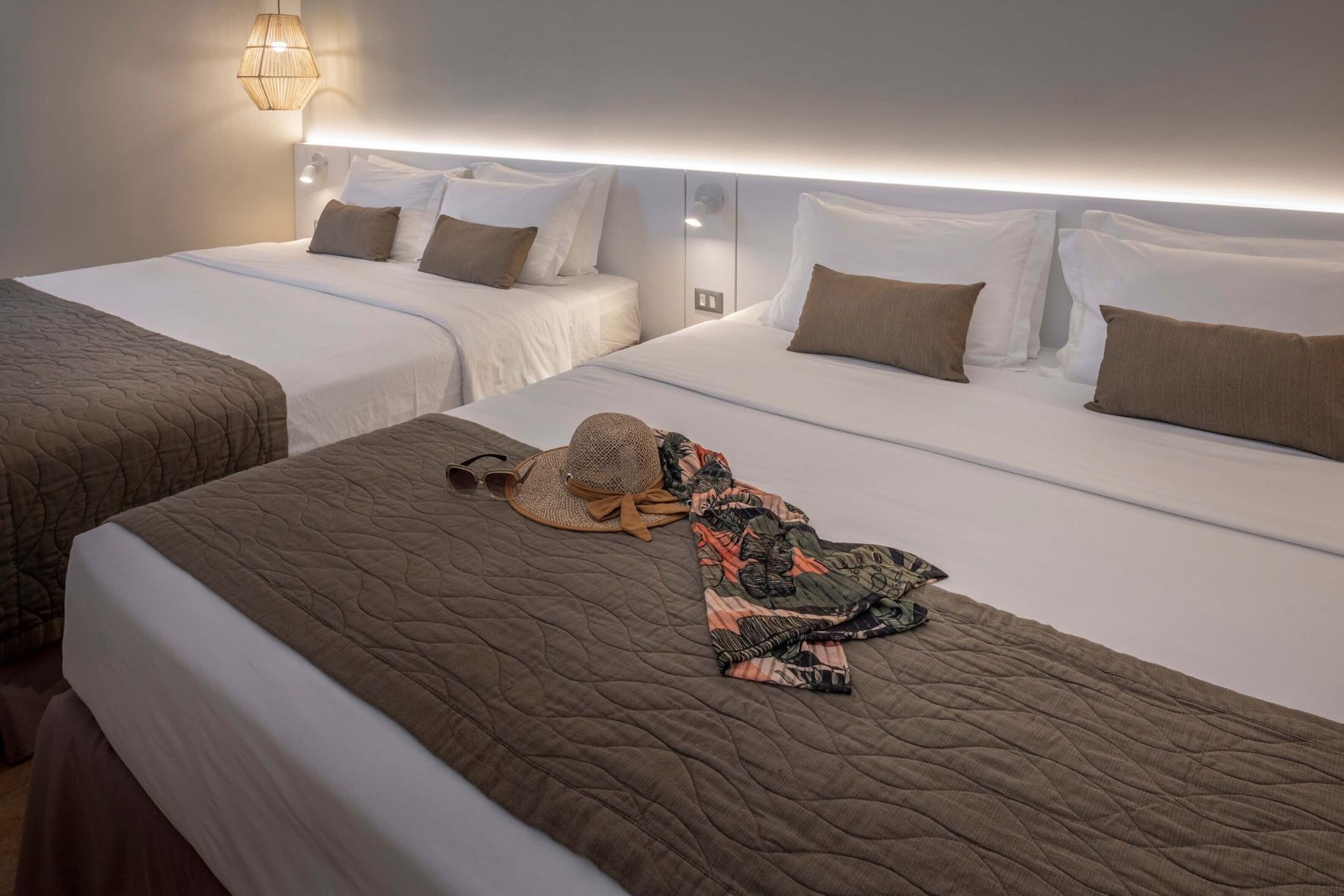 Minibar, Zimmersafe, individuell dekoriert, Schreibtisch