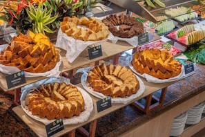 6 restaurants, breakfast, lunch, dinner served; seafood