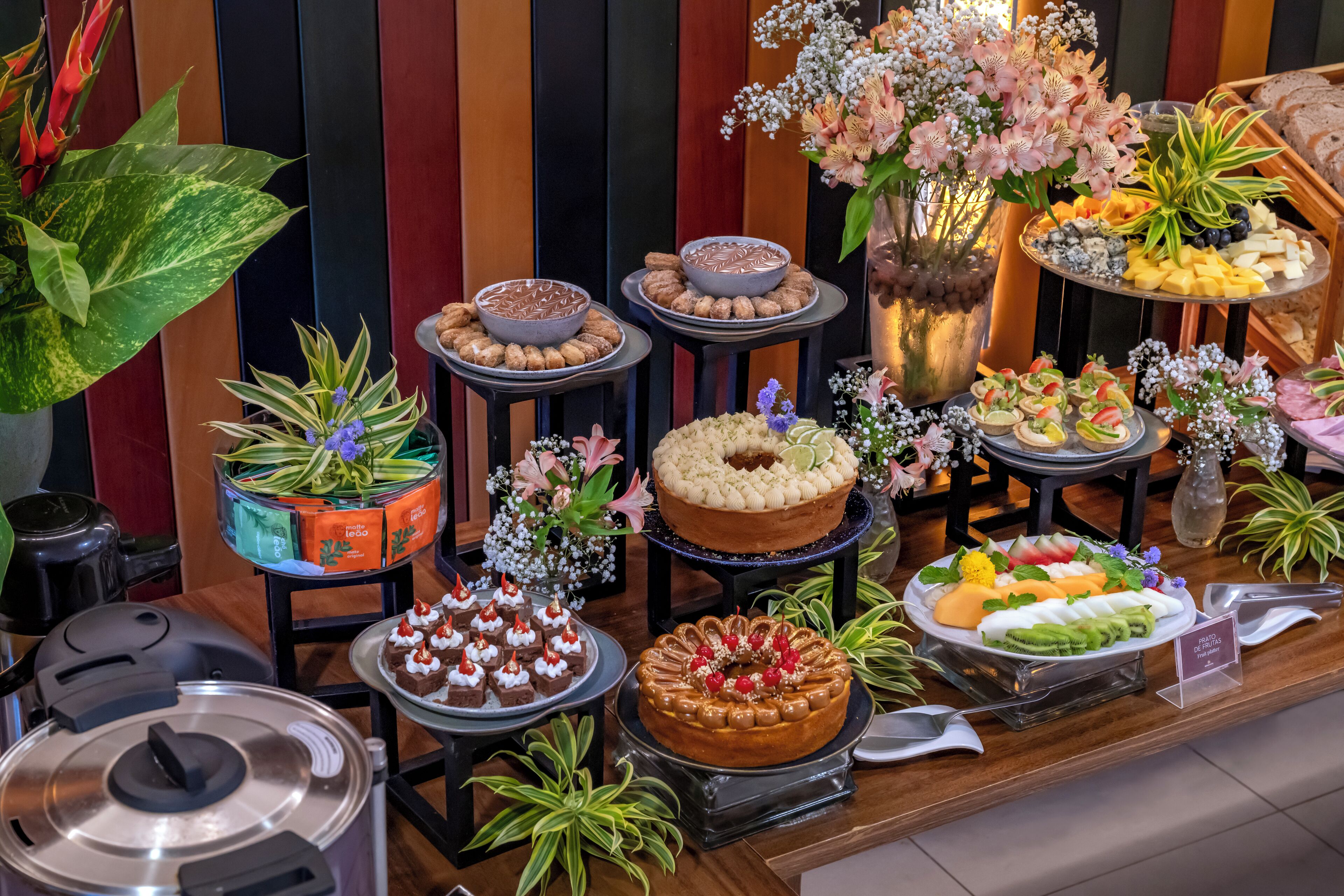 6 restaurants, breakfast, lunch, dinner served; seafood