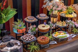 6 restaurantes; se sirven desayunos, comidas y cenas
