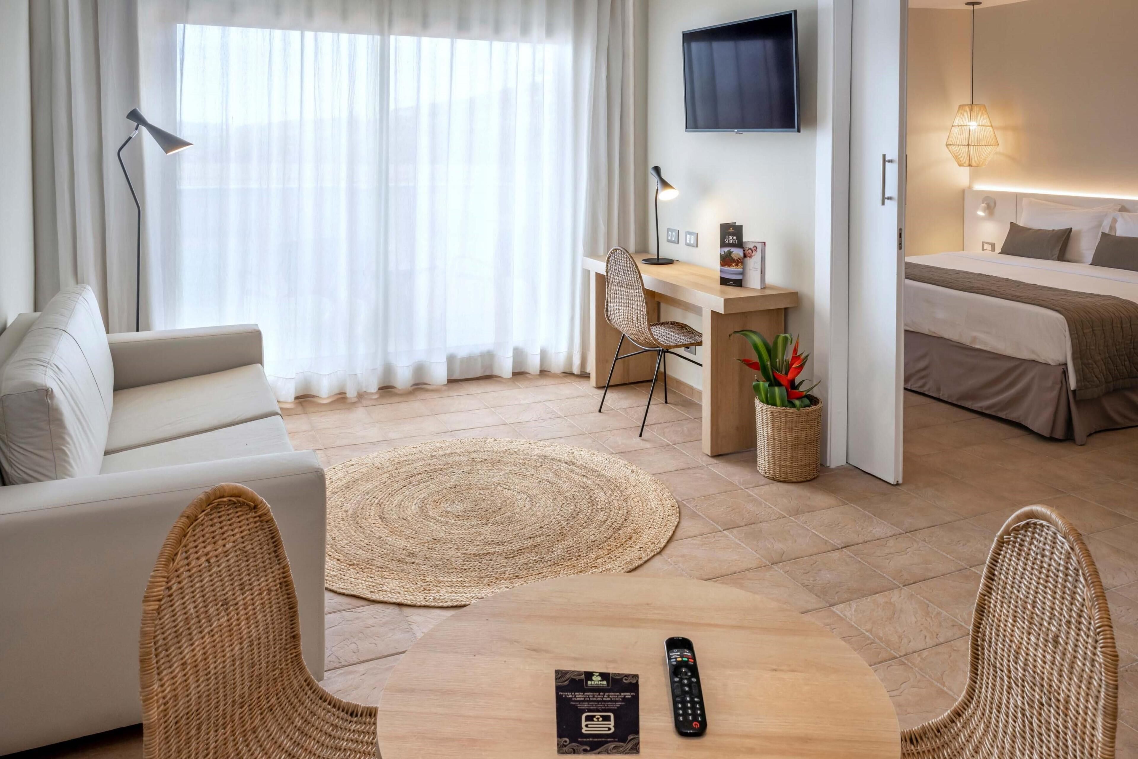 Frigobar, cofres nos quartos, individualmente decorados, escrivaninha