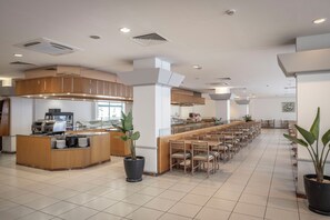 供應早餐、午餐及晚餐