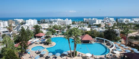 Outdoor pool, pool umbrellas, sun loungers